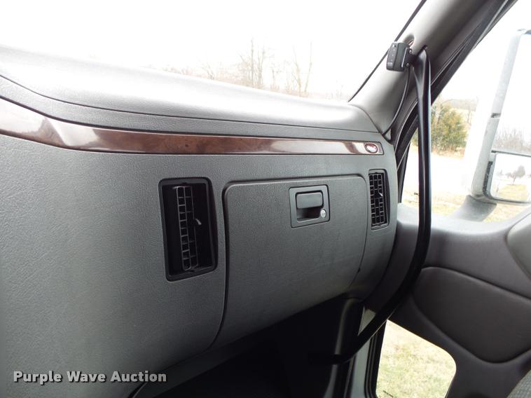 image for item DA2521 2010 Peterbilt 387 semi truck