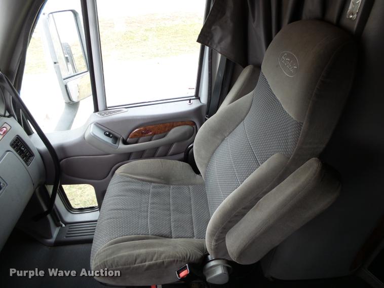 image for item DA2521 2010 Peterbilt 387 semi truck