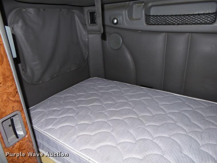 image for item DA2521 2010 Peterbilt 387 semi truck