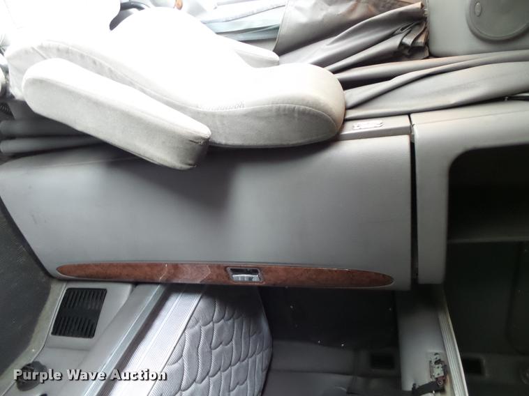 image for item DA2521 2010 Peterbilt 387 semi truck