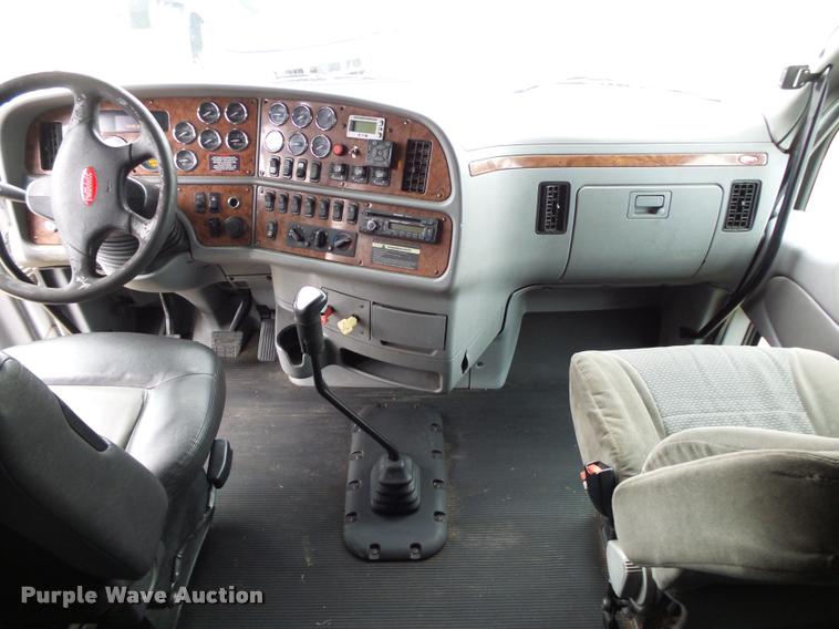 image for item DA2521 2010 Peterbilt 387 semi truck