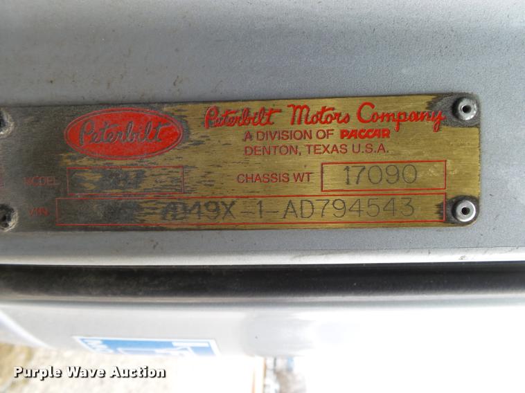 image for item DA2521 2010 Peterbilt 387 semi truck