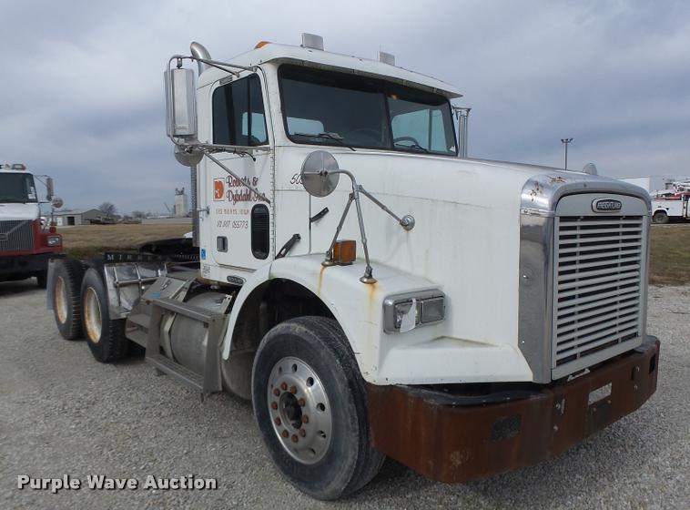image for item DA3256 2000 Freightliner FLD112SD semi truck