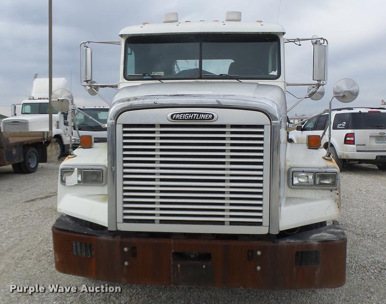 image for item DA3256 2000 Freightliner FLD112SD semi truck