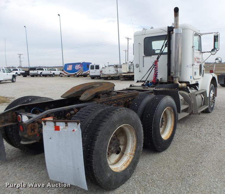 image for item DA3256 2000 Freightliner FLD112SD semi truck