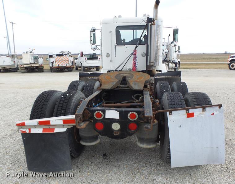 image for item DA3256 2000 Freightliner FLD112SD semi truck