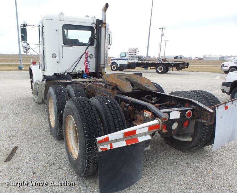 image for item DA3256 2000 Freightliner FLD112SD semi truck