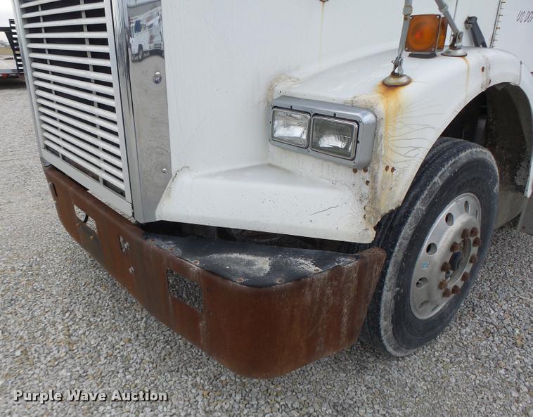 image for item DA3256 2000 Freightliner FLD112SD semi truck