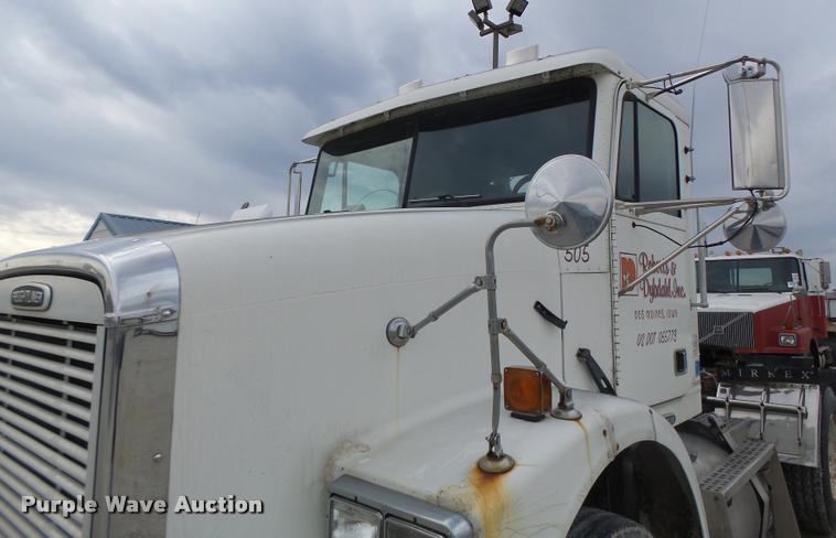 image for item DA3256 2000 Freightliner FLD112SD semi truck