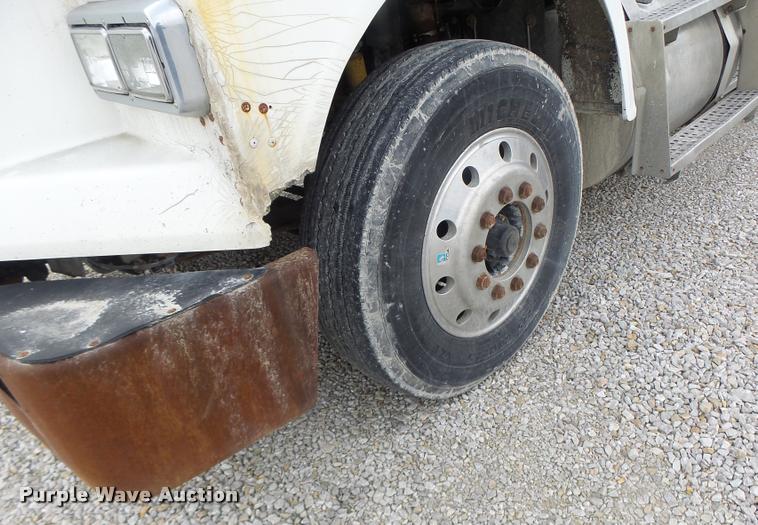 image for item DA3256 2000 Freightliner FLD112SD semi truck