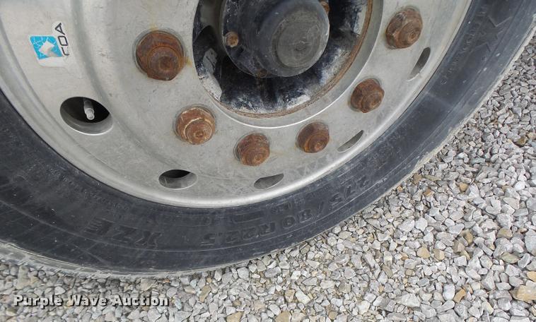 image for item DA3256 2000 Freightliner FLD112SD semi truck