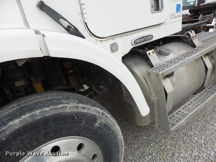 image for item DA3256 2000 Freightliner FLD112SD semi truck