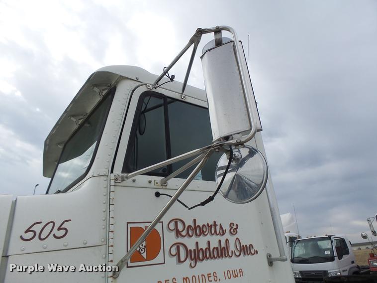 image for item DA3256 2000 Freightliner FLD112SD semi truck