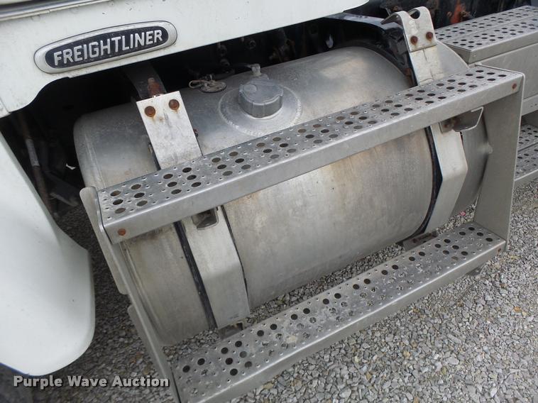 image for item DA3256 2000 Freightliner FLD112SD semi truck