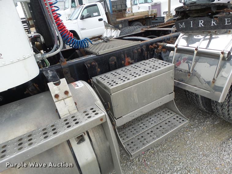 image for item DA3256 2000 Freightliner FLD112SD semi truck