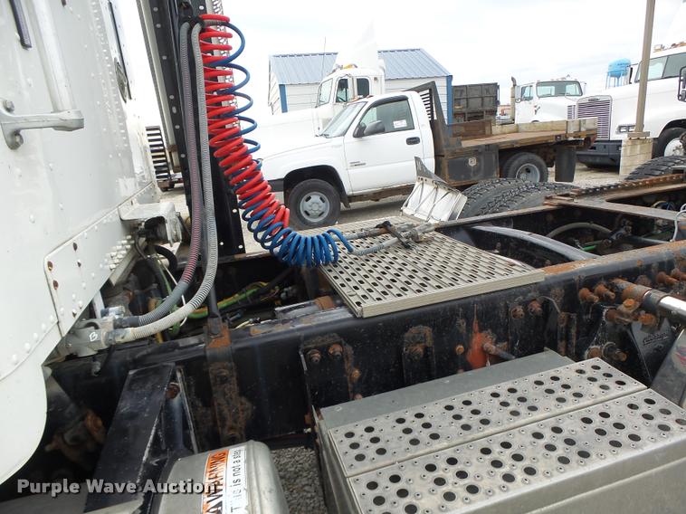 image for item DA3256 2000 Freightliner FLD112SD semi truck