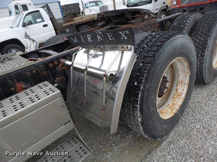 image for item DA3256 2000 Freightliner FLD112SD semi truck