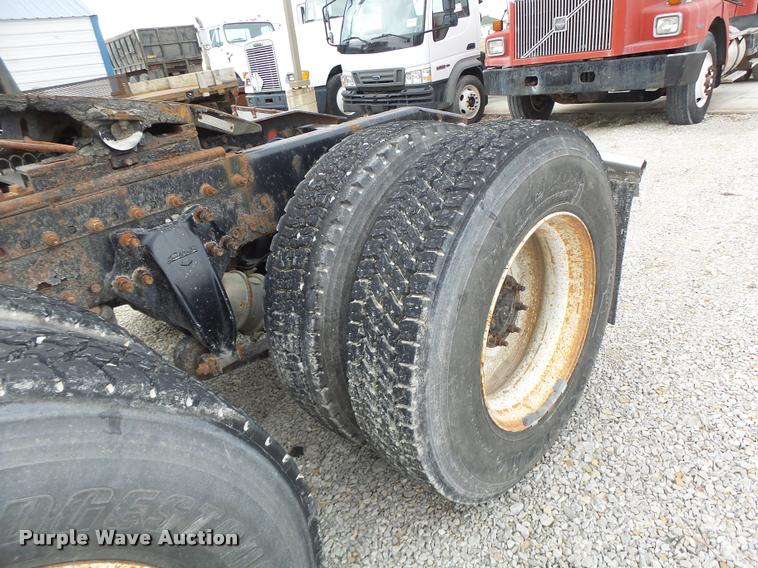 image for item DA3256 2000 Freightliner FLD112SD semi truck