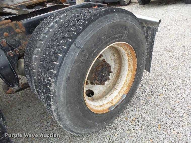 image for item DA3256 2000 Freightliner FLD112SD semi truck