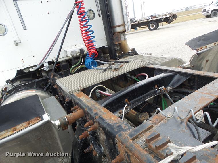 image for item DA3256 2000 Freightliner FLD112SD semi truck