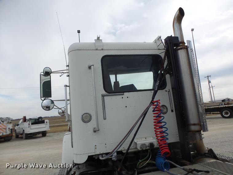 image for item DA3256 2000 Freightliner FLD112SD semi truck