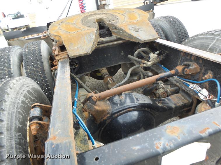 image for item DA3256 2000 Freightliner FLD112SD semi truck