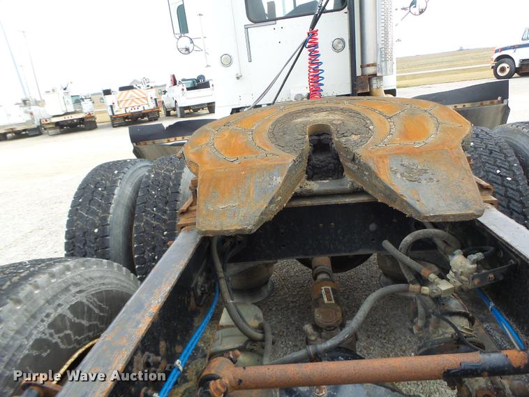 image for item DA3256 2000 Freightliner FLD112SD semi truck