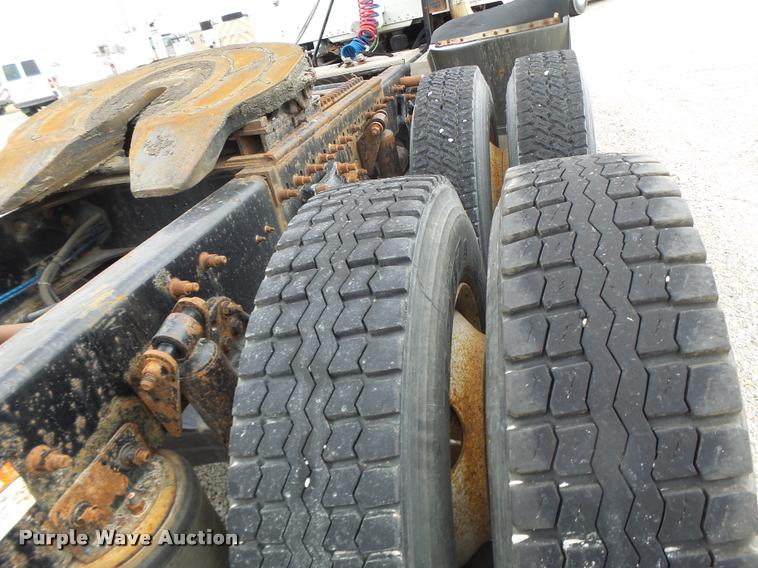 image for item DA3256 2000 Freightliner FLD112SD semi truck