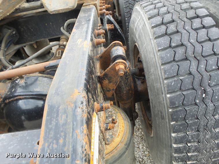 image for item DA3256 2000 Freightliner FLD112SD semi truck