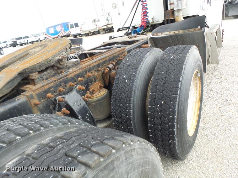 image for item DA3256 2000 Freightliner FLD112SD semi truck