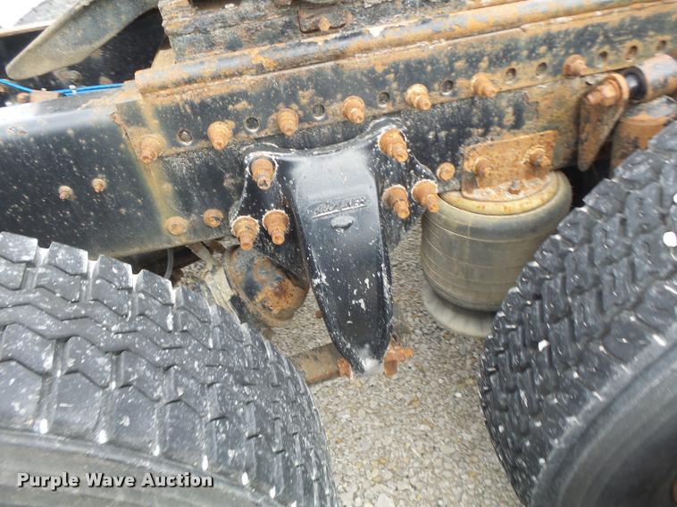 image for item DA3256 2000 Freightliner FLD112SD semi truck