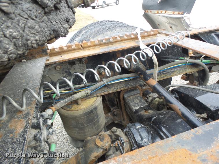 image for item DA3256 2000 Freightliner FLD112SD semi truck