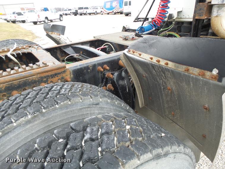 image for item DA3256 2000 Freightliner FLD112SD semi truck