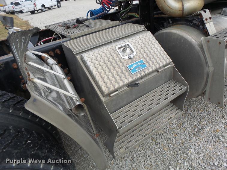 image for item DA3256 2000 Freightliner FLD112SD semi truck