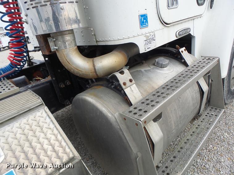 image for item DA3256 2000 Freightliner FLD112SD semi truck