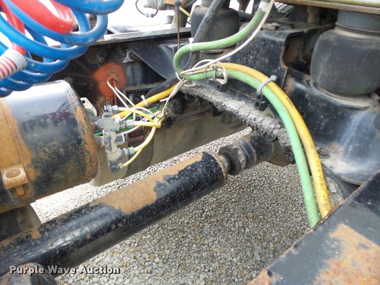 image for item DA3256 2000 Freightliner FLD112SD semi truck