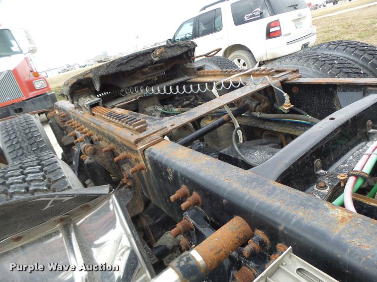 image for item DA3256 2000 Freightliner FLD112SD semi truck