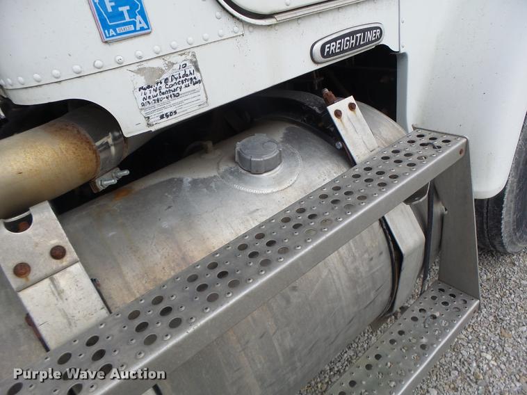 image for item DA3256 2000 Freightliner FLD112SD semi truck