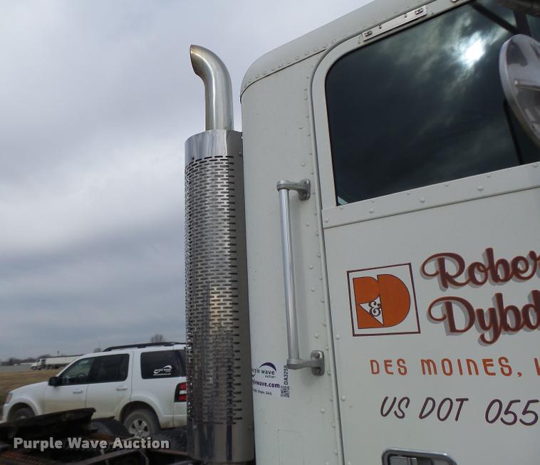 image for item DA3256 2000 Freightliner FLD112SD semi truck