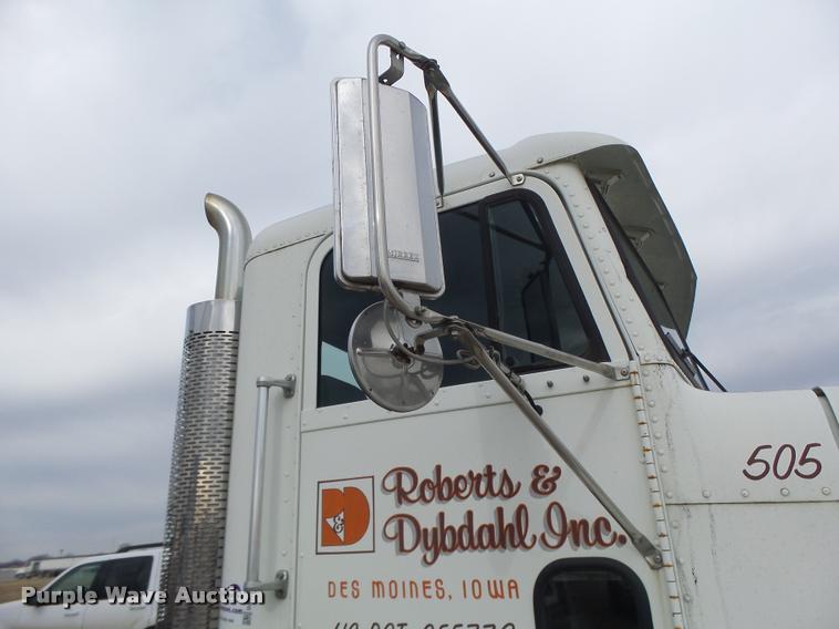 image for item DA3256 2000 Freightliner FLD112SD semi truck