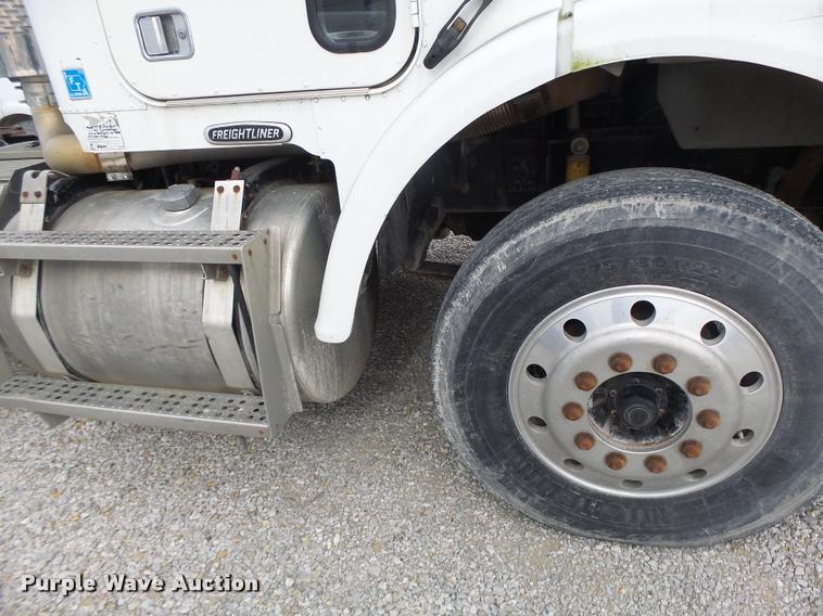 image for item DA3256 2000 Freightliner FLD112SD semi truck