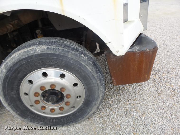 image for item DA3256 2000 Freightliner FLD112SD semi truck