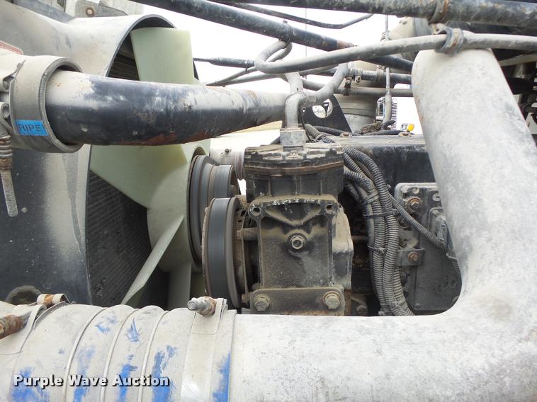 image for item DA3256 2000 Freightliner FLD112SD semi truck