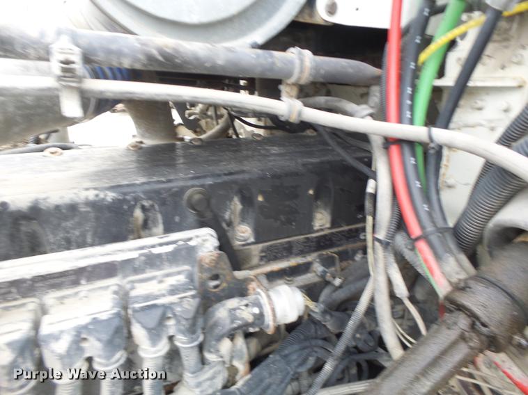 image for item DA3256 2000 Freightliner FLD112SD semi truck