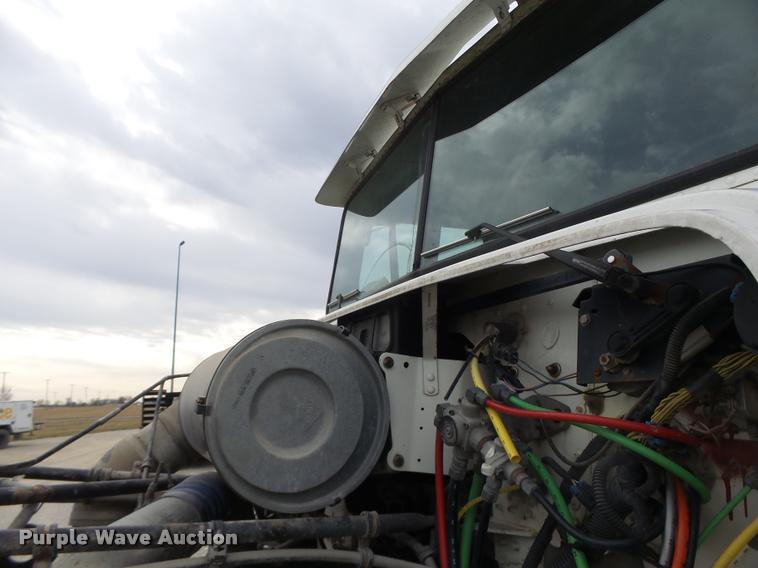 image for item DA3256 2000 Freightliner FLD112SD semi truck