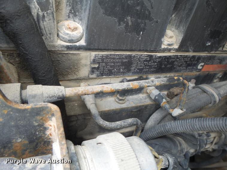 image for item DA3256 2000 Freightliner FLD112SD semi truck