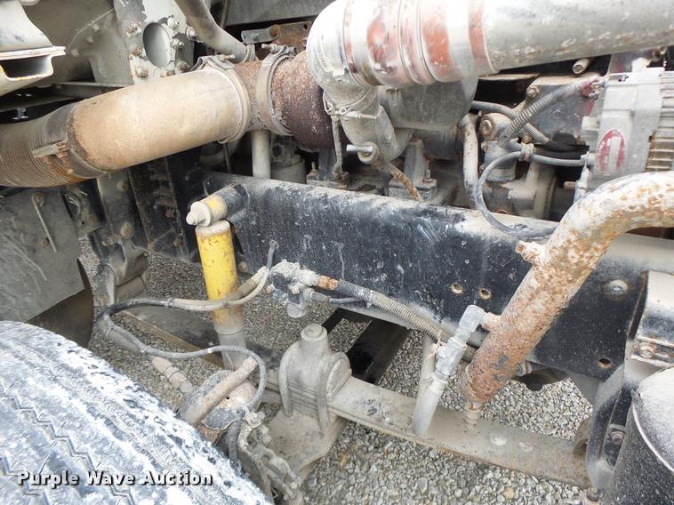 image for item DA3256 2000 Freightliner FLD112SD semi truck