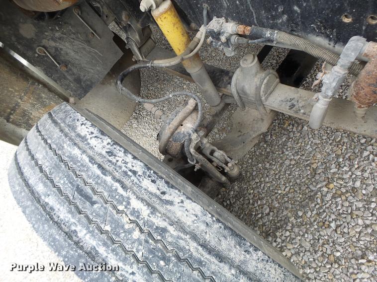 image for item DA3256 2000 Freightliner FLD112SD semi truck