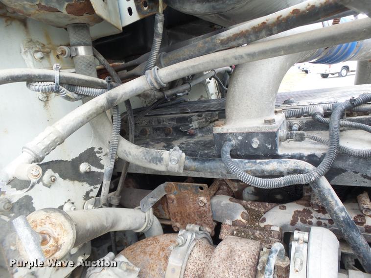 image for item DA3256 2000 Freightliner FLD112SD semi truck