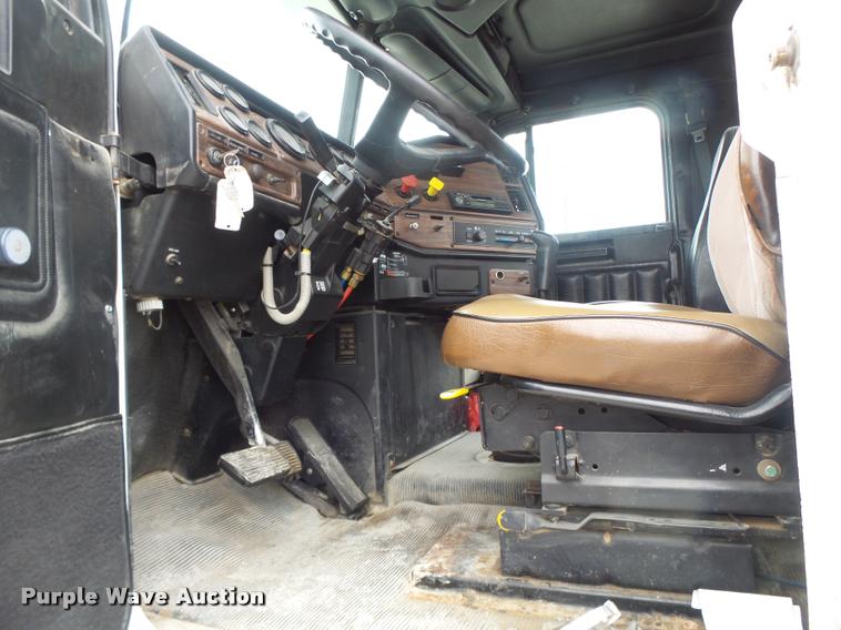 image for item DA3256 2000 Freightliner FLD112SD semi truck